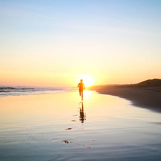 Silhouette, Junge, Laufen, Karosserie, Wasser, Sonnenuntergang, hinterleuchtet, Strand, Wolken, Dämmerung, Indonesien, Kind, Landschaft, Mann, Natur, Naturfotografie, Ozean, Reflexion, Meer, seelandschaft, Himmel, Sonne, reisen, Wellen, eine Person, Schönheit in der Natur, echte Menschen, Land, Stehen, Szenen - Natur, Lebensstile, in voller Länge, Freizeitbeschäftigung, Ruhe, ruhige Szene, idyllisch, 2K, CC0, gemeinfrei, lizenzfrei