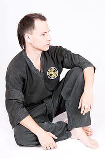 con2011, corpo, chuan, fare, esercizio, combattimento, combattente, fitness, piede, fu, gi, mani, Salute, passatempo, isolato, karatè, nodo, kung, kungfu, kwon, stile di vita, maschio, uomo, marziale, maestro, natura, schema, persone, persona, sport, taekwondo, uniforme, guerriero, sfondo bianco, una persona, girato in studio, seduta, lunghezza intera, in casa, giovane adulto, uomini, maschi, colore nero, adulto, giovani uomini, vista frontale, abbigliamento casual, ritagliare, metà adulto, capi di abbigliamento, ritratto, contemplazione, 2K, CC0, dominio pubblico, privo di copyright