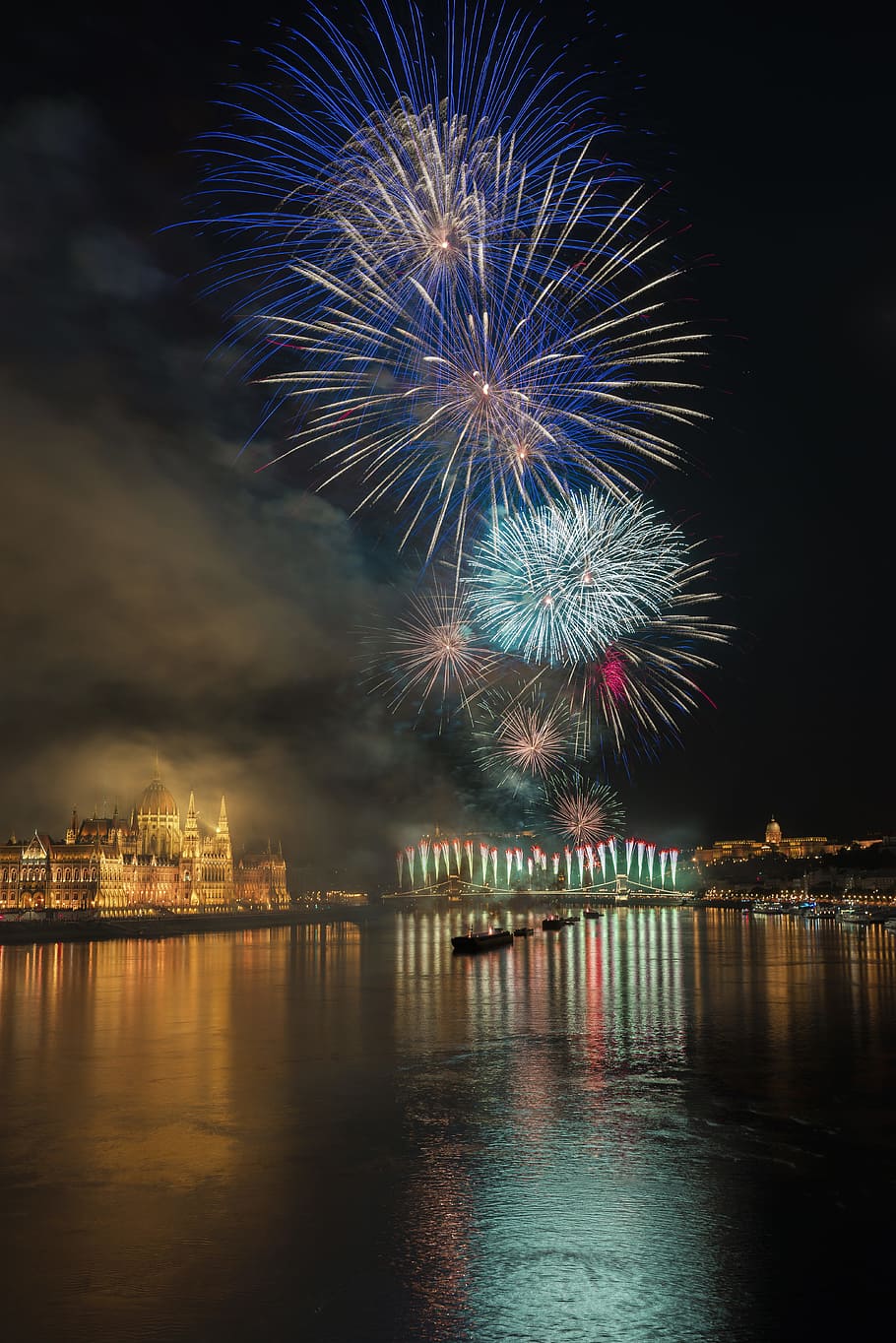 foto, focs artificials, cos, aigua, paisatge urbà, celebra, reflexió, budapest, Hongria, ciutat, europa, bandera, riu, nit, aniversari, edifici, estiu, fons de pantalla, arquitectura, blau, colorit, color, celebració, exhibició de focs artificials, explosió, focs artificials - objecte fet per l'home, esdeveniment, festa, foc - fenomen natural, festa tradicional, festa - esdeveniment social, juliol, il·luminat, port, multicolor, cel, any nou, cap d'any, curs, mar, vermell, quatre de juliol, dia d'Any Nou, brillant, fosc, 5K