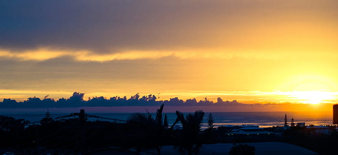 szenisch, Aussicht, Ozean, Sonnenuntergang, hinterleuchtet, Strand, hell, Wolken, Dämmerung, Umgebung, goldene Stunde, Horizont, idyllisch, Natur, draußen, friedlich, Landschaft, Meer, Silhouette, Himmel, Sonnenaufgang, still, Bäume, Schönheit in der Natur, Szenen - Natur, wolke - himmel, Wasser, Sonne, Ruhe, Sonnenlicht, ruhige Szene, Dramatischer Himmel, orange Farbe, städtische Skyline, keine Leute, 4K, CC0, gemeinfrei, lizenzfrei