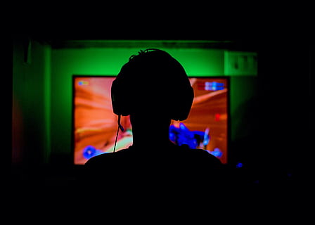 computer, spil, gaming, silhuet, kunstkultur og underholdning, en person, indendørs, hovedskud, portræt, bagfra, musik, teknologi, belyst, skærm, herrer, mørk, nat, fritidsaktivitet, fladskærm, fjernsyn, rigtige mennesker, ser fjernsyn, natteliv, teenager, 4K