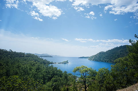 naturskön, se, ö, strand, vacker utsikt, moln, dagsljus, skog, idyllisk, landskap, berg, hav, utomhus, havsstrand, himmel, sommar, lugn, resa, träd, vatten, trän, scenics - natur, växt, skönhet i naturen, moln - himmel, lugn plats, natur, dag, icke-urbana scenen, landa, solljus, grön färg, tillväxt, inget folk, 4K, CC0, offentligt domän, royaltyfria