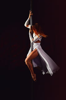 persona, mujer, niña, bailando, equilibrar, danza, bailarín, elegancia, elegante, ejercicio, hembra, glamour, pelo, dama, actuación, pole dance, bonita, fuerza, vestir, una persona, longitud total, foto de estudio, habilidad, adulto joven, mujer joven, adentro, belleza, Moda, fondo negro, movimiento, vista lateral, ropa casual, pelo largo, participación, cuerda, estilos de vida, peinado, mujer hermosa, 4K, CC0, dominio público, libre de derechos