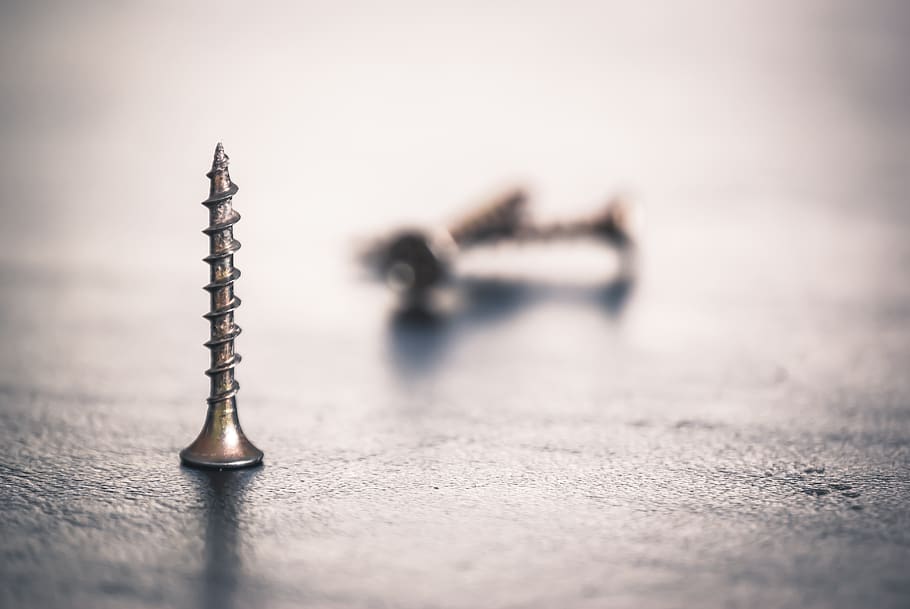 poc profund, foto del focus, cargol, borrós, primer pla, focus, apuntat, reflexió, espiral, acer, enfocament selectiu, metall, taula, cap gent, a l'interior, natura morta, material de fusta, agut, dia, forma, disseny, sol objecte, eina de treball, antiguitat, tir de l'estudi, vell, equipament, color plata, 4K