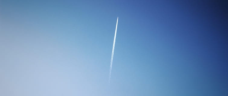 Himmel, Gradient, Ebene, breit, minimal, Blau, minimalistisch, hoch, Kondensstreifen, wolke - himmel, Flachwinkelansicht, Transport, Natur, keine Leute, Luftfahrzeug, Tag, fliegend, Transportmittel, kopieren sie platz, Reise, Flugzeug, Bewegung, Schönheit in der Natur, unterwegs, draußen, 5K, CC0, gemeinfrei, lizenzfrei