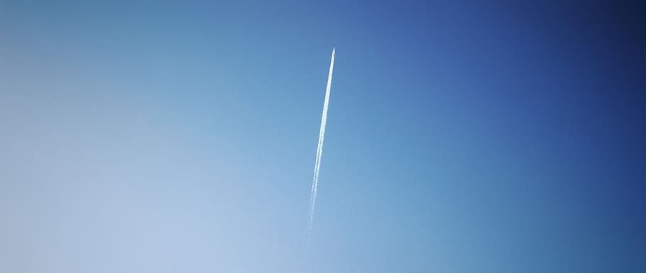 himmel, gradient, fly, bred, minimal, blå, minimalistisk, høj, dampspor, sky - himmel, lav vinkel visning, transportmidler, natur, ingen mennesker, luftfartøj, dag, flyvende, transportform, kopiere plads, rejse, bevægelse, skønhed i naturen, på farten, udendørs, 5K