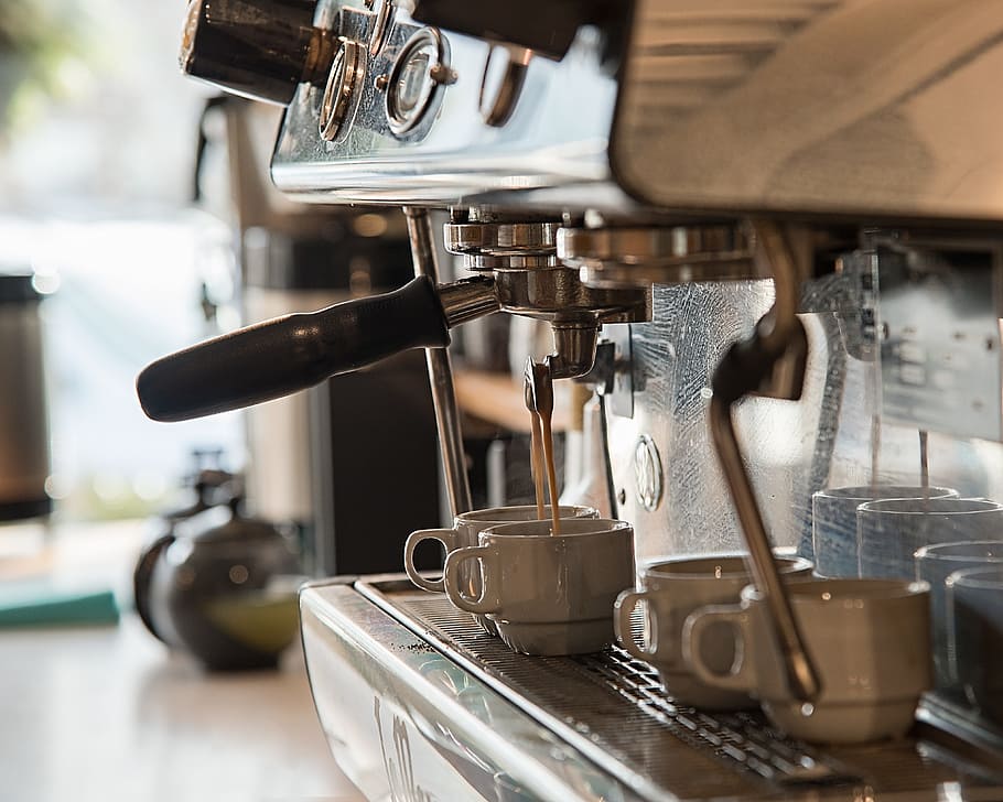 cafe, bar, espresso, maskine, teknologi, kaffe, bønner, cappuccino, industriel, restaurant, kaffemaskine, espressomaskine, kaffe - drikke, indendørs, mad og drikke, forberedelse, maskineri, metal, apparat, ingen mennesker, kaffebar, fokus på forgrunden, making, drikke, forretning, køkken, tæt på, 4K