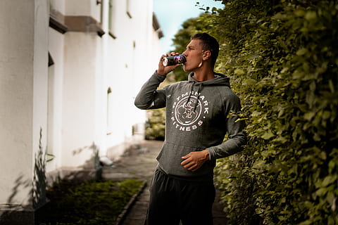 mannen vender sidelengs, person, menneskelig, mennesker, fotograf, kalmar, Sverige, portrett, ansikt, klær, skjorte, gutt, Fitness, gymshark, celsius, natur, kjærlighet, hus, himmel, busk, ekte folk, én person, tre kvart lengde, livsstil, bygge eksteriør, bygget struktur, teknologi, anlegg, arkitektur, fritidsaktivitet, fokusere på forgrunnen, dag, uformelt antrekk, ung voksen, mobiltelefon, stående, telefon, holding, bruker telefon, trådløs teknologi, utendørs, frisyre, 8K, CC0, offentlig domene, opphavsrett gratis