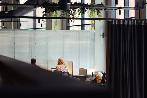 mennesker, ved brug af, bærbare computere, inde, bygning, person, human, indendørs, indretning, værelse, sidder, menneskemængde, elektronik, Skærm, overvåge, møbel, gulve, studie, beklædning, tøj, soveværelse, kontor, vase, rigtige mennesker, bygget struktur, arkitektur, bygning udvendig, Kvinder, voksen, dag, herrer, vindue, glas - materiale, bagfra, meddelelse, gruppe af mennesker, afspejling, samvær, udendørs, teknologi, by, 4K, CC0, offentligt domæne, royaltyfrie