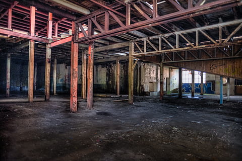 Fabrik, leeren, verlassen, Gebäude, verfallen, alt, Industrie, Warenhaus, Zerstörung, Halle, die Architektur, zerfallen, Atmosphäre, zugrunde richten, Graffiti, Stimmung, gebrochen, schäbig, verwittert, gebaute Struktur, Tag, drinnen, architektonische Säule, keine Leute, Wohnraum, obsolet, Baugewerbe, beschädigt, Dach, heruntergewirtschaftet, Platz, Decke, ruiniert, Dachbalken, 5K, CC0, gemeinfrei, lizenzfrei