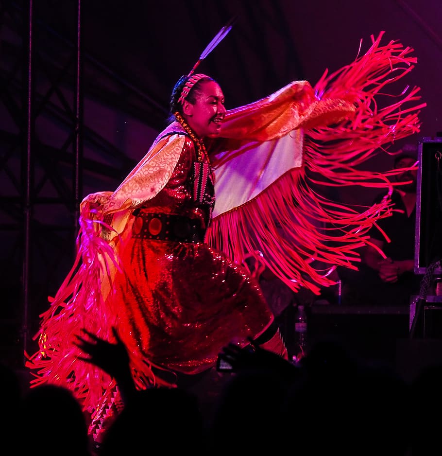 esecutore, umano, persona, posa di ballo, attività ricreative, flamenco, danza, Canada, winnipeg, manitoba, festival folk winnipeg 2018, folla, palcoscenico, vita notturna, Festival, chitarrista, strumento musicale, musicista, chitarra, costume, indietro, notte, una persona, rosso, arte e artigianato, cultura artistica e intrattenimento, persone reali, rappresentazione, in casa, prestazione, illuminato, scultura, attività di svago, celebrazione, adulto, stili di vita, statua, evento, movimento, 1080P