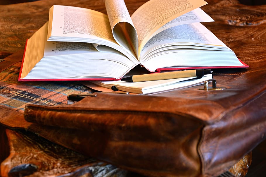 treballar, paper, bolígraf, maletí, llibre, consideracions, pensaments, publicació, educació, obert, pàgina, literatura, taula, natura morta, aprenentatge, experiència, lectura, a l'interior, llibre de tapa dura, cap gent, saviesa, pila, activitat, primer pla, estudiar, llibre de text, 5K