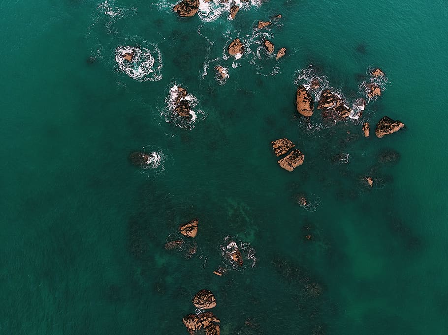 bruine rotsformaties, water, zee, natuur, hoge hoekmening, turkoois gekleurd, rots, scenics - natuur, dag, rock - object, solide, buitenshuis, schoonheid in de natuur, luchtfoto, kalmte, geen mensen, land-, groene kleur, 4K