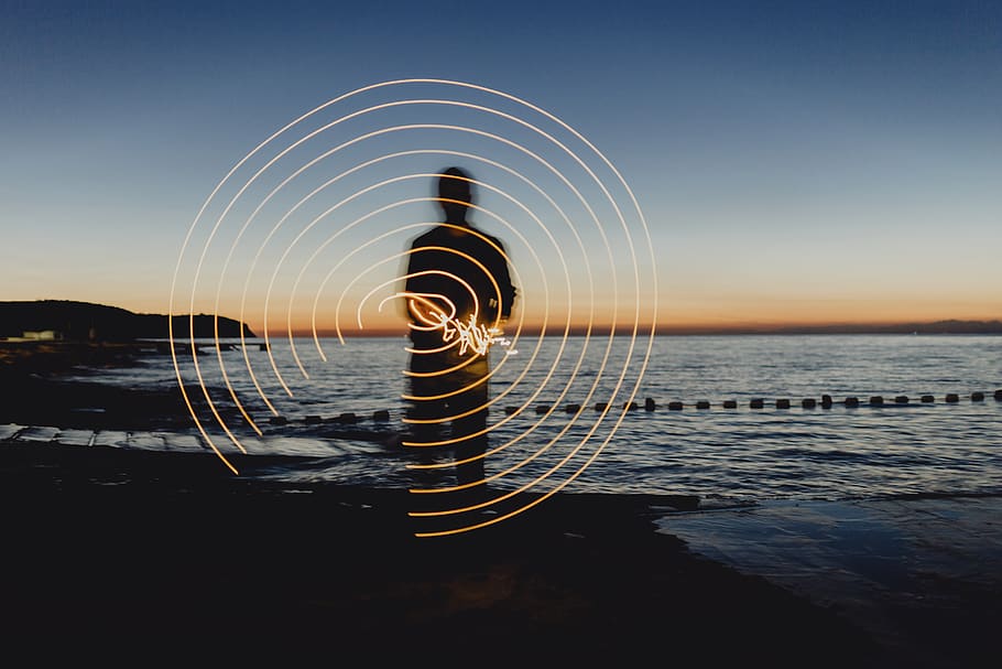 activitat, platja, davant de la platja, cercle, cercles, color, ballant, fosc, vespre, efecte, tarda, formant, festa, llac, llum, efecte de llum, il·luminació, home, naturalesa, nit, vida nocturna, oceà, taronja, a l'aire lliure, persona, cel, aigua, moviment, posta de sol, exposició llarga, bellesa a la natura, cap gent, davant del mar, mar, patró, escenics - natura, reflexió, forma geomètrica, il·luminat, color taronja, moviment borrós, ondulat, llana de filferro, 5K