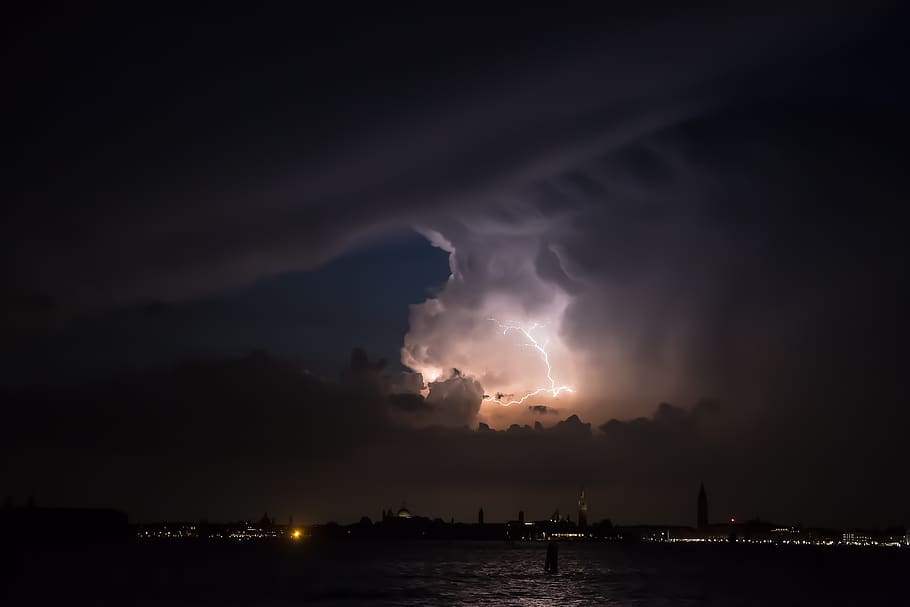fosc, nit, núvols, cel, llamps, tempesta, mar, oceà, aigua, llums, poder a la natura, núvol - cel, il·luminat, naturalesa, cap gent, poder, bellesa a la natura, senyal d'advertència, fum - estructura física, a l'aire lliure, arquitectura, exterior de l'edifici, Pol · lució, contaminació de l'aire, 5K