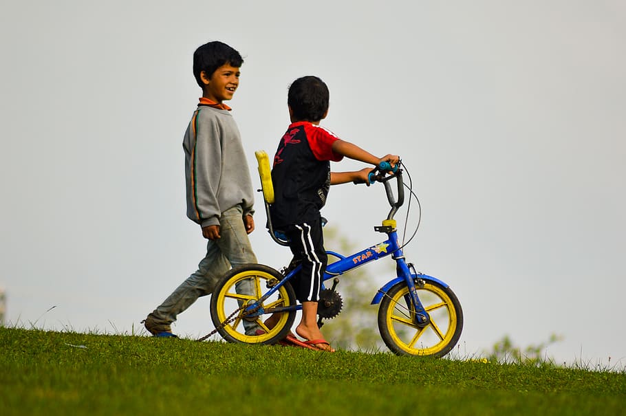 nens, cicle, nen, infància, nois, mascles, homes, longitud completa, bicicleta, herba, transport, unió, descendència, naturalesa, dues persones, activitat d'oci, dia, ciclisme, cel, gent, planta, a l'aire lliure, muntar a cavall, 2K
