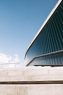foto, grijs, beton, trap, naast, gebouw, architectuur, blauw, brug, stad, heldere lucht, wolken, bouw, tijdgenoot, daglicht, facade, futuristische, lage hoek schot, modern, perspectief, traliewerk, reflectie, eenvoudig, staal, straat, technologie, stedelijk, behang, hemel, ingebouwde structuur, dag, buitenkant van het gebouw, geen mensen, wolk - lucht, natuur, kopie ruimte, lage hoekweergave, zonlicht, buitenshuis, muur - bouwfunctie, glas - materiaal, gegolfd, 5K, CC0, publiek domein, royaltyvrij