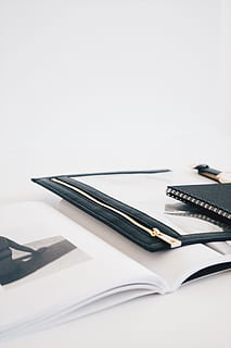 dompet kulit hitam, map, Book, notes, minimal, meja tulis, ruang kerja, bacaan, literatur, hitam dan putih, bisnis, kantor, buku catatan, meja, pena, peralatan, komputer, kertas, pensil, tidak ada orang, dokumen, teknologi, buku harian, putih, latar belakang, kosong, bahan kayu, kerja, laptop, merapatkan, ruang, sekelompok objek, objek tunggal, telepon, menyalin ruang, 2K, CC0, domain publik, bebas royalti