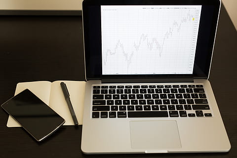 diagramos, grafikai, duomenis, finansuoti, „MacBook“, nešiojamas kompiuteris, kompiuteris, verslą, darbo, biuras, stalas, Užrašų knygelė, švirkštimo priemonė, išmanusis telefonas, mobiliojo ryšio, technologijos, objektų, pinigų, belaidžio ryšio technologija, ryšį, komunikacijos, nešiojamas informacijos įrenginys, lentelė, patalpose, nėra žmonių, kompiuterinė įranga, internetas, natiurmortas, ekranas, kompiuterinis tinklas, klaviatūra, popieriaus, Iš arti, prietaiso ekranas, tuščias, 5K, CC0, Viešasis domenas, nemokamai