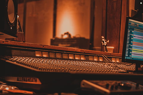 consolă, amesteca, amestecare, studio, muzică, echipament muzical, instrument muzical, în interior, arta culturii și divertismentului, nici o persoana, tehnologie, pian, Studio de inregistrari, echipament audio, selectiv, lemn - material, a închide, echipament, absență, echipamente de înregistrare a sunetului, mașini, vechi, mancare si bautura, tastatură, instrument de tastatură, viata de noapte, 4K, CC0, domeniu public, fără drepturi de autor