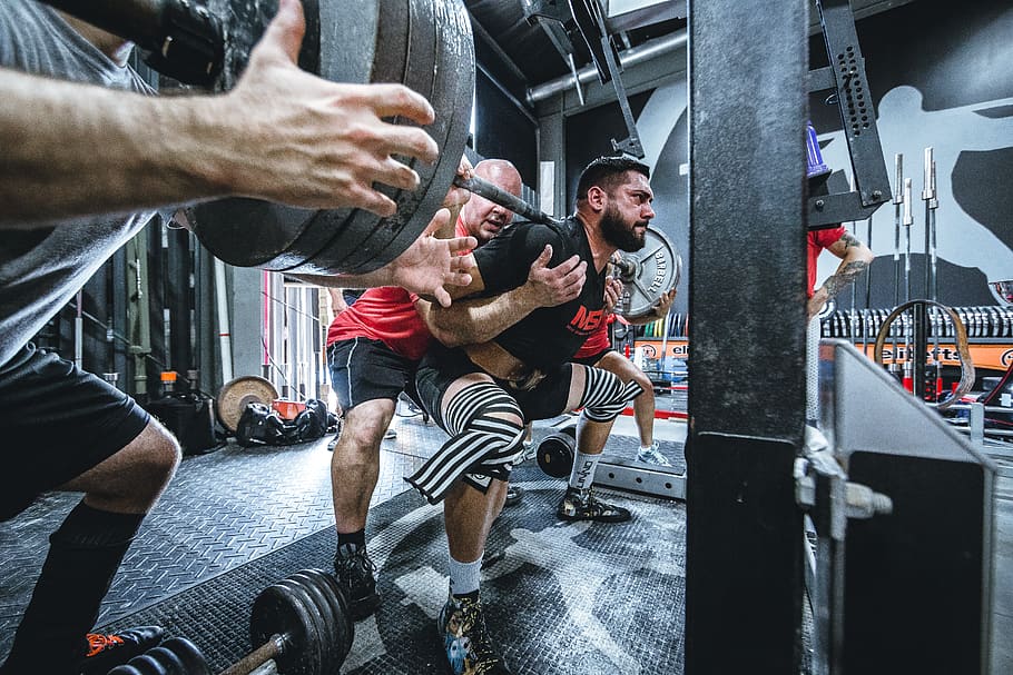 człowiek biorąc ćwiczenia, sport, mężczyźni, prawdziwi ludzie, styl życia, zdrowy tryb życia, determinacja, witalność, ludzie, siłownia, trening sportowy, wysiłek, wewnątrz, ćwiczenia, muskularna budowa, sportowiec, siła, spędzania wolnego czasu, młodzi mężczyźni, Grupa ludzi, Klub zdrowia, waga, trening siłowy, aktywność fizyczna, 5K