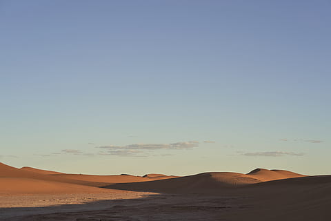 desert durant el dia, sòl, naturalesa, sorra, a l'aire lliure, duna, desert, basar, botiga, mercat, paisatge, aventura, activitats de lleure, senderisme, altiplà, mesa, la policia, arc de Sant Martí, cel, edifici, escenics - natura, bellesa a la natura, escena tranquil·la, tranquil·litat, còpia espai, terra, escena no urbana, duna de sorra, clima àrid, clima, cap gent, remot, medi ambient, cel clar, posta de sol, atmosfèric, sal plana, 5K, CC0, domini públic, lliure de regalies