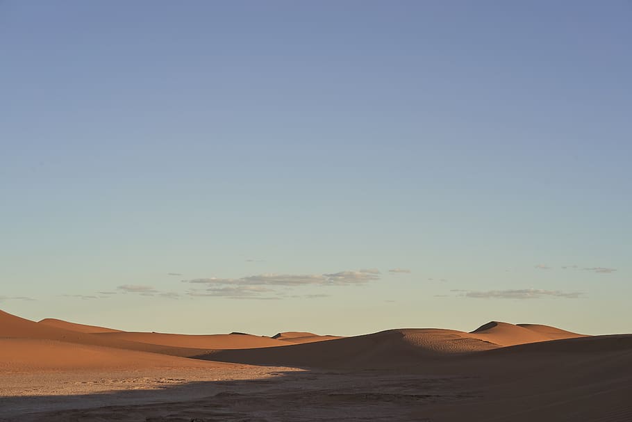 desert durant el dia, sòl, naturalesa, sorra, a l'aire lliure, duna, desert, basar, botiga, mercat, paisatge, aventura, activitats de lleure, senderisme, altiplà, mesa, la policia, arc de Sant Martí, cel, edifici, escenics - natura, bellesa a la natura, escena tranquil·la, tranquil·litat, còpia espai, terra, escena no urbana, duna de sorra, clima àrid, clima, cap gent, remot, medi ambient, cel clar, posta de sol, atmosfèric, sal plana, 5K