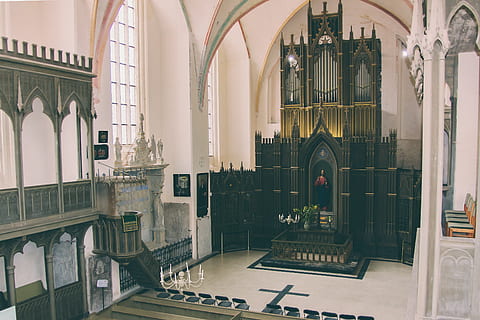 architecture, building, infrastructure, structure, establishment, windows, church, sacred, religion, built structure, window, place of worship, arch, indoors, glass - material, spirituality, belief, no people, day, the past, reflection, architectural column, glass, 2K, CC0, public domain, royalty free