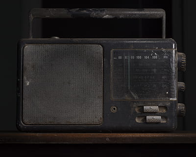 radio-, camera, elektronica, audio luidspreker, spreker, winkel, fossiel, cassettespeler, voedsel, bun, brood, insect, dier, ongewerveld, cricket insect, hangbrug, touwbrug, brug, gebouw, muur, retro gestileerd, binnenshuis, technologie, oud, detailopname, geen mensen, communicatie, stilleven, analoog, tafel, zwarte kleur, aantal, tekst, metaal, wijnoogst, uitrusting, antiek, hout - materiaal, zwarte achtergrond, elektrische apparatuur, 4K, CC0, publiek domein, royaltyvrij