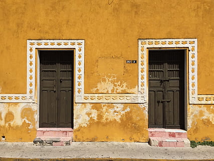 Due, chiuso, nero, d, passerella, sentiero, parete, porta, Izamal, Messico, marciapiede, pietra da lastrico, ciottolo, mattone, coloniale, ispanico, giallo, pueblo magico, yucatan, finestra, tenda, otturatore, geranio, architettura, struttura costruita, Entrata, esterno dell'edificio, costruzione, nessuno, Casa, giorno, sicurezza, quartiere residenziale, protezione, caratteristica della parete, vecchio, intemperie, all'aperto, 2K, CC0, dominio pubblico, privo di copyright