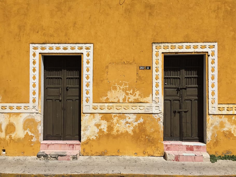 dos, tancat, negre, d, passarel·la, Camí, paret, porta, izamal, mexicà, paviment, vorera, llosa, llambordes, maó, colonial, hispà, groc, pueblo magico, yucatan, finestra, cortina, obturador, gerani, arquitectura, estructura construïda, entrada, exterior de l'edifici, edifici, cap gent, casa, dia, seguretat, barri residencial, protecció, funció de construcció de parets, vell, resistent, a l'aire lliure, 2K