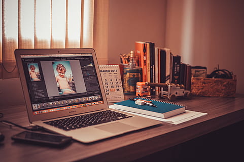 notesbog, mac, imac, macbook, skrivebord, bærbar, kontor, bord, teknologi, computer, mockup, design, skærm, notesblok, hjemmekontor, lanse, trådløs teknologi, meddelelse, indendørs, forbindelse, ingen mennesker, møbel, Bestil, hjem interiør, træ - materiale, offentliggørelse, computer netværk, internet, menneskelig repræsentation, stilleben, repræsentation, elektrisk udstyr, 5K, CC0, offentligt domæne, royaltyfrie
