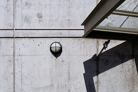 superfície grisa, Seattle, Estats Units, paret, concert, edifici, línies, llum, ombra, concret, beix, textura, línia, simetria, simètric, rentar, Washington, pnw, Pacífic nord-oest, estructura, estructura construïda, arquitectura, funció de construcció de parets, cap gent, dia, exterior de l'edifici, equips d’il·luminació, llum solar, a l'aire lliure, patró, naturalesa, material de fusta, seguretat, vista d’angle baix, metall, protecció, finestra, penjant, llum elèctrica, 4K, CC0, domini públic, lliure de regalies