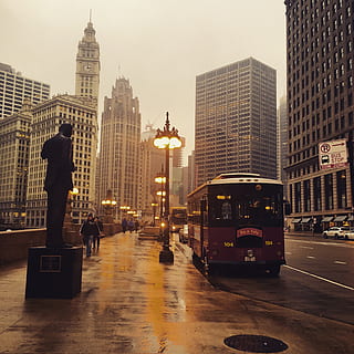 rode bus, architectuur, gebouwen, bus, bushalte, bedrijf, chicago, stad, stadsgezicht, downtown, avond, lichten, mangat, buitenshuis, mensen, regen, regenachtig, regenachtige dag, weg, beeldhouwwerk, horizon, wolkenkrabber, straat, verkeer, transportsysteem, reizen, stedelijk, voertuig, weer, buitenkant van het gebouw, ingebouwde structuur, vervoer, wijze van transport, echte mensen, landvoertuig, gebouw, groot hoog, kantoorgebouw buitenkant, auto, stadsleven, motorvoertuig, toren, mannen, levensstijlen, stadsstraat, modern, 2K, CC0, publiek domein, royaltyvrij