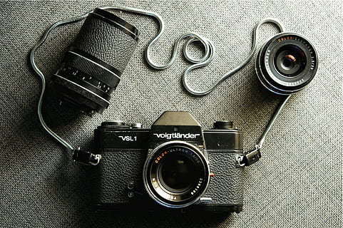 Fotoaparát, analogový, voigtlander, film, filmcamera, fotografická témata, fotoaparát - fotografické vybavení, technologie, fotografické vybavení, uvnitř, objektiv - optický přístroj, stálý život, digitální fotoaparát, stůl, detail, focení, retro stylu, nikdo, přímo nad, vysoký úhel pohledu, zařízení, aktivita, slr fotoaparát, 5K, CC0, veřejná doména, bez autorských práv