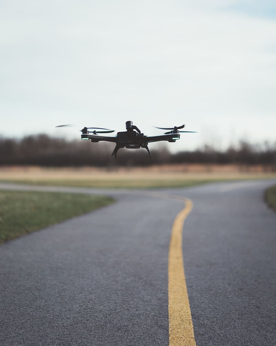 drone volador, càmera, drone, volant, macro, transport, carretera, vehicle aeri, avió, manera de transport, marcatge de carreteres, cel, símbol, marcatge, asfalt, pista d’aeroport, dia, cap gent, el camí a seguir, a l'aire, signe, aeroport, naturalesa, centrar-se en primer pla, a l'aire lliure, indústria aeroespacial, nivell superficial, línia divisòria, 2K