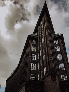 pastatas, architektūra, bokštas, laikrodzio bokstas, biurų pastatas, spire, varpinė, trikampis, miesto, langas, metropolis, Miestas, simbolis, emblema, laikrodis, asfalto, asfaltas, transporto priemonė, žemas kampo vaizdas, pastatyta struktūra, dangus, pastato išorė, debesis - dangus, nėra žmonių, pobūdį, dieną, lauke, tikėjimas, aukštas - aukštas, religija, Debesuota, 4K, CC0, Viešasis domenas, nemokamai