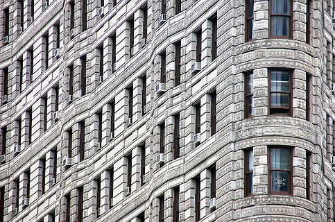 edifici de formigó gris, marc complet, estructura construïda, arquitectura, patró, exterior de l'edifici, cap gent, fons, edifici, dia, finestra, a l'aire lliure, disseny, repetició, vista d’angle baix, ciutat, vell, primer pla, costat a costat, el passat, en fila, 1080P, CC0, domini públic, lliure de regalies