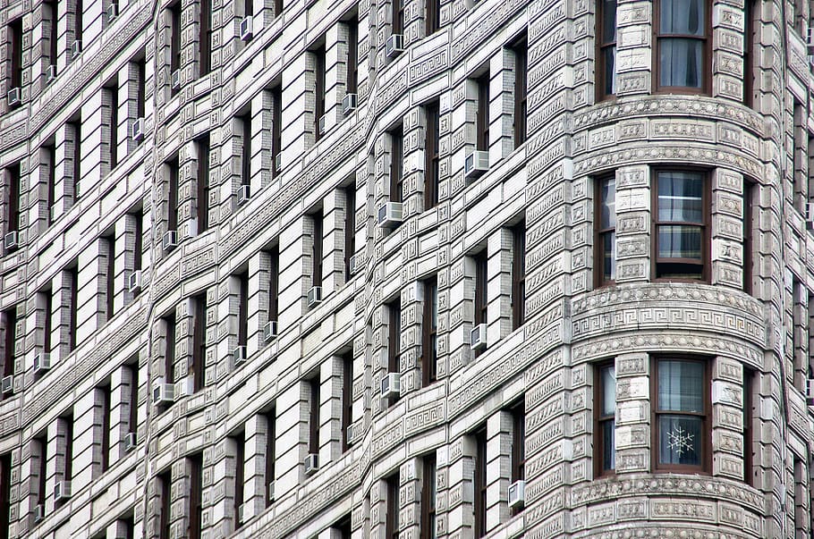 edifici de formigó gris, marc complet, estructura construïda, arquitectura, patró, exterior de l'edifici, cap gent, fons, edifici, dia, finestra, a l'aire lliure, disseny, repetició, vista d’angle baix, ciutat, vell, primer pla, costat a costat, el passat, en fila, 1080P