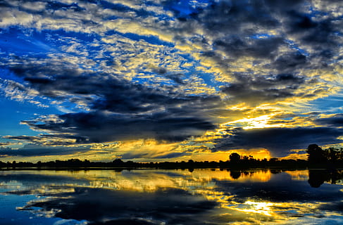 legeme, vand, daggry, strand, skyer, aften, laguna, landskab, lys, natur, ocean, afspejling, hav, marinemaleri, kysten, himmel, sommer, sol, solnedgang, vejr, sky - himmel, skønhed i naturen, scenics - natur, ro, sø, rolig scene, ingen mennesker, idyllisk, havnefronten, dramatisk himmel, udendørs, træ, orange farve, silhuet, 5K, CC0, offentligt domæne, royaltyfrie