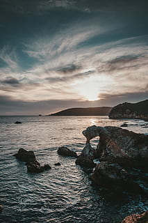 krop af vand, strand, skyer, kyst, daggry, dagslys, aften, horisont, landskab, ocean, klippe, klipper, naturskøn, hav, marinemaleri, kysten, himmel, solnedgang, vand, bølger, skønhed i naturen, sky - himmel, scenics - natur, ro, rolig scene, rock-objekt, solid, jord, natur, havnefronten, ingen mennesker, idyllisk, horisont over vand, udendørs, klippekyst, 8K, CC0, offentligt domæne, royaltyfrie
