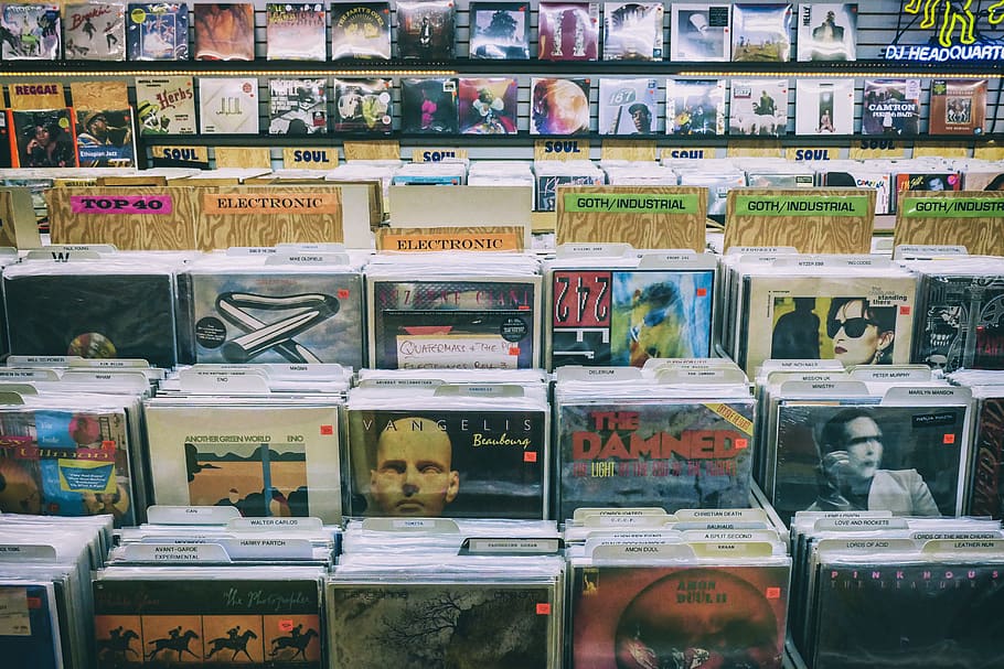 Manica record per artista assortito, dentro, negozio di dischi, scelta, variazione, grande gruppo di oggetti, Al dettaglio, in vendita, memorizzare, preparativi, shopping, abbondanza, collezione, ordine, di fila, nessuno, rappresentazione umana, somiglianza maschile, testo, rappresentazione, attività commerciale, comunicazione, in casa, saldi, esposizione al dettaglio, distributore automatico, 5K