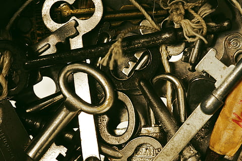 llaves, candados, metal, de cerca, antecedentes, fotograma completo, nadie, adentro, naturaleza muerta, comunicación, detalle, vista de alto ángulo, seguridad, gran grupo de objetos, texto, arma, la seguridad, antiguo, modelo, pistola, parte de maquina, firmar, hierro - metal, 5K, CC0, dominio público, libre de derechos