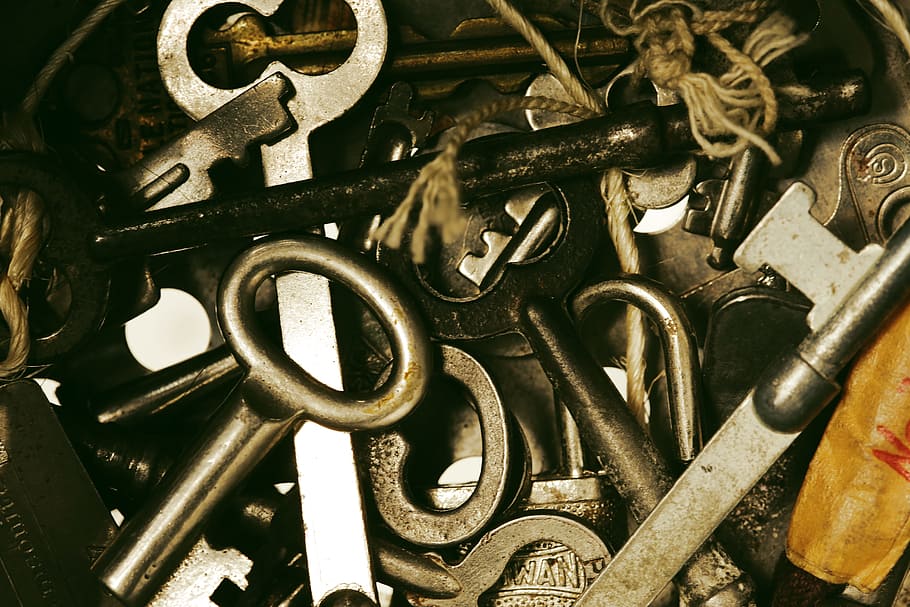 llaves, candados, metal, de cerca, antecedentes, fotograma completo, nadie, adentro, naturaleza muerta, comunicación, detalle, vista de alto ángulo, seguridad, gran grupo de objetos, texto, arma, la seguridad, antiguo, modelo, pistola, parte de maquina, firmar, hierro - metal, 5K