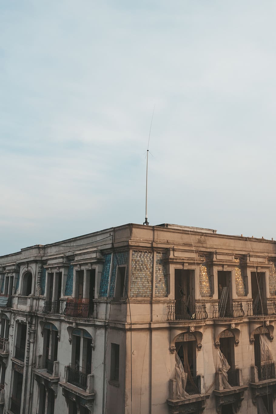 arquitectònic, foto, gris, edifici, Administració, antic, arquitectura, ciutat, la llum del dia, exterior, façana, govern, històric, referència, monument, museu, vell, cel, turisme, torre, urbà, vintage, exterior de l'edifici, estructura construïda, vista d’angle baix, naturalesa, cap gent, finestra, dia, núvol - cel, a l'aire lliure, història, el passat, barri residencial, reflexió, industria de la construcció, comunicació, 4K
