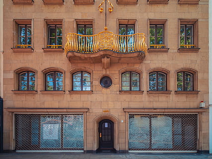 edificio durante il giorno, costruzione, Germania, colonia, architettura, balcone, città, urbano, oro, riflessione, porta, finestra, d'oro, caldo, Vintage ▾, facciata, mattone, palazzo, dimora, alloggiamento, Casa, struttura costruita, esterno dell'edificio, nessuno, giorno, il passato, storia, Entrata, arco, destinazioni di viaggio, all'aperto, Inquadratura dal basso, viaggio, legno - materiale, vetro - materiale, arte e artigianato, bicchiere, ornato, 4K, CC0, dominio pubblico, privo di copyright