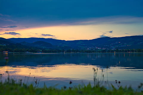 stubenberg, jezero, západ slunce, nebe, voda, odpočinek, večer, barva, Příroda, Krásná, krajina, nálada, modrý, prázdnin, tapeta na zeď, hora, krása v přírodě, scenics - příroda, klidné scény, klid, odraz, pohoří, mrak - nebe, mimoměstské scény, idylický, nikdo, rostlina, nábřeží, oranžová barva, venku, 5K, CC0, veřejná doména, bez autorských práv