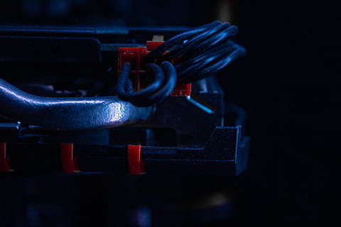 video kort, kabel, rød, kabler, metal, heatpipe, stik, kablet, tråd, teknologi, tæt på, makro, tech, blå, indendørs, ingen mennesker, mørk, forbindelse, i en række, gammel, fokus på forgrunden, sort farve, maskineri, værksted, retro stylet, antik, brændstof og elproduktion, forældet, industri, 4K, CC0, offentligt domæne, royaltyfrie