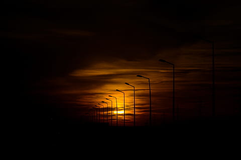 luci di via della siluetta, tramonto, nube, sole, luce, buio, notte, lampione, paesaggio, cielo, palo della luce, giallo, esposizione, viaggio, strada, nuvola - cielo, silhouette, scenics - natura, bellezza nella natura, natura, nessuno, la tranquillità, colore arancione, all'aperto, scena tranquilla, uccello, idilliaco, cielo drammatico, volante, nuvoloso, 5K, CC0, dominio pubblico, privo di copyright