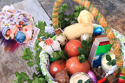 gelukkig Pasen, Russische traditie, paasmandje, de lente, Pasen, ornament, mand, de traditie van, Paas eieren, ei, kleurrijk, kleur, gekleurde, de ceremonie, bloemen, decoratie, eieren, paasei, gras, geschilderd, lam, chocolade, eten en drinken, voedsel, groente, versheid, gezond eten, geen mensen, hoge hoekmening, stilleven, fruit, welzijn, tomaat, natuur, fabriek, ui, dag, kruid, blad, binnenshuis, menselijke representatie, keuze, 4K, CC0, publiek domein, royaltyvrij